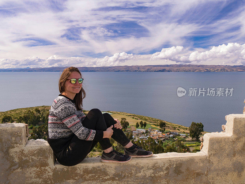 年轻女子的肖像坐在美丽的风景上的太阳岛，isla del sol，秘鲁